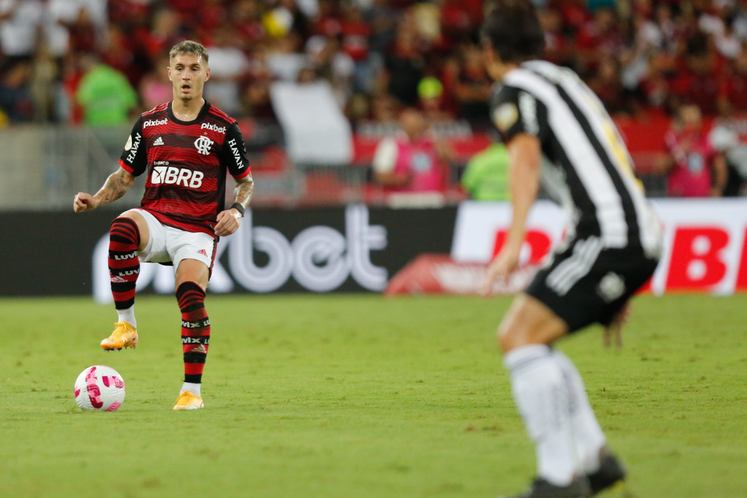 Flickr Oficial do time:Gilvan de Souza/Flickr Oficial Flamengo – Guillermo Varela é destaque na vitória