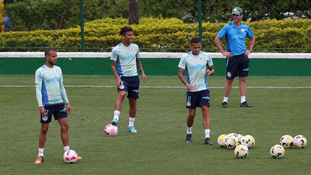 Marcos Rocha e Garcia (dois à direita da imagem) estão com o tempo contado no Palmeiras em meio à chegada de Agustín Giay – Foto: Cesar Greco