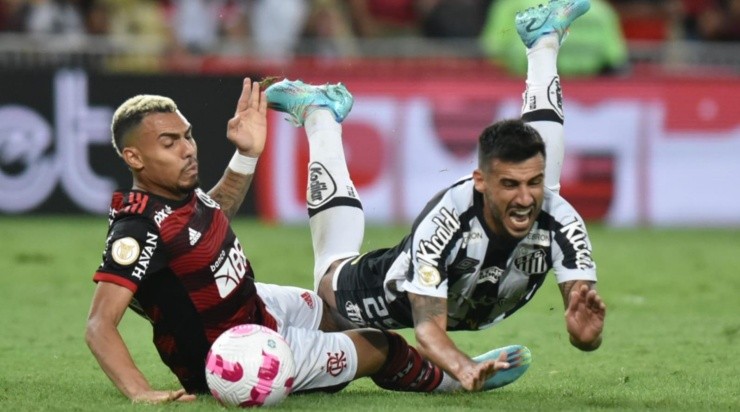 Foto: Ivan Storti/Santos FC - Lance gerou muita reclamação pelo lado do Santos.