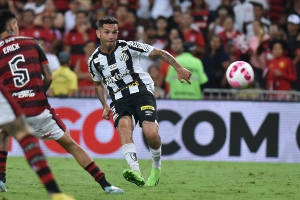 Foto: Ivan Storti/Santos FC – Carabajal chute de fora da área para marcar segundo gol do Santos contra o Flamengo