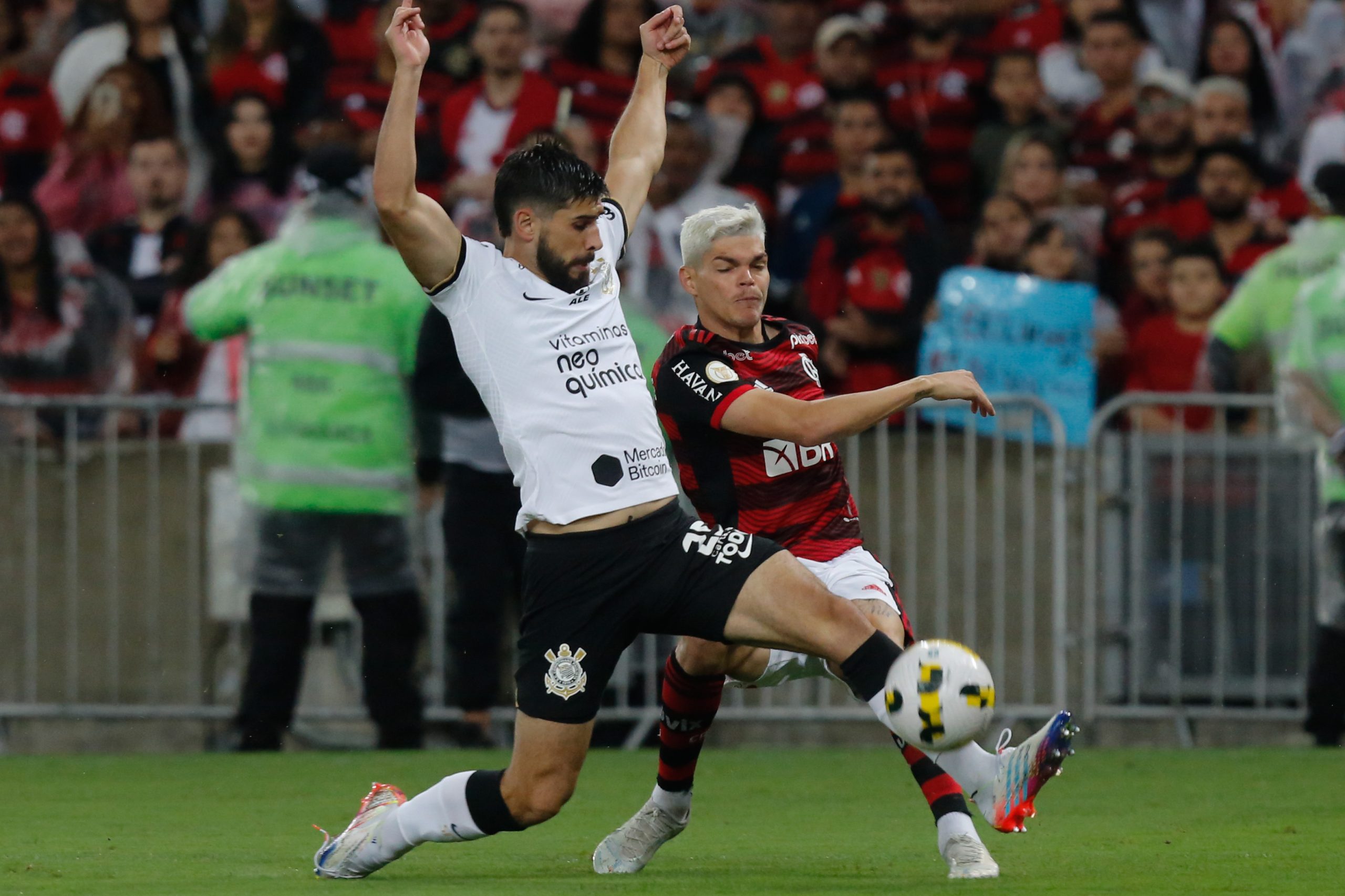 Flickr Oficial do time: Gilvan de Souza/Flickr Oficial Flamengo – Ayrton Lucas passa por montanha-russa