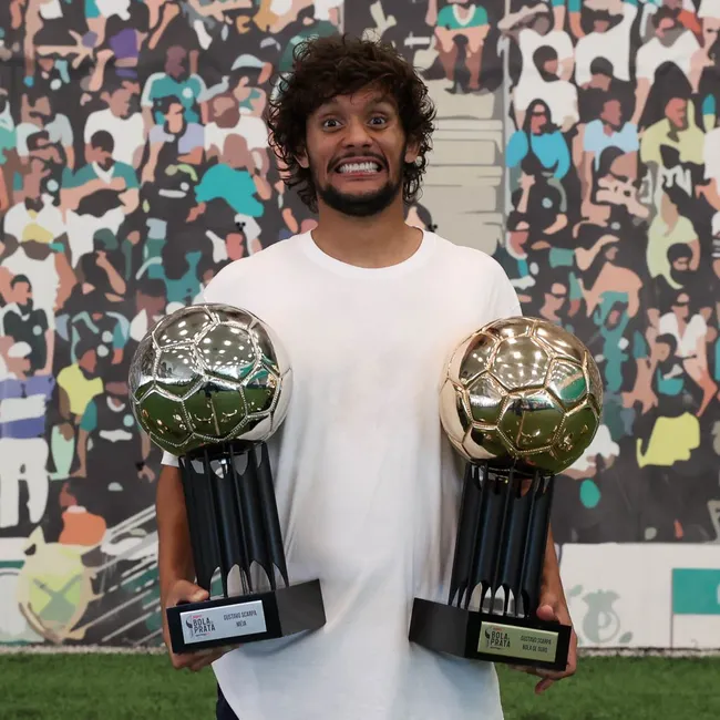 Scarpa com os prêmios que conquistou como melhor jogador da temporada de 2022 – (Foto: Cesar Greco/Palmeiras/by Canon)