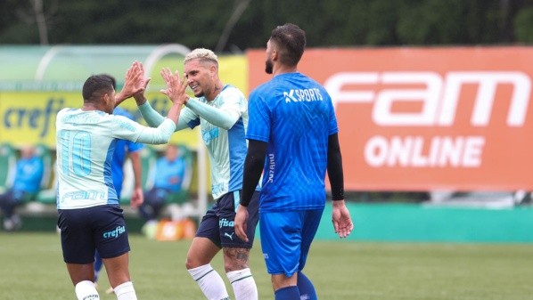(Foto: Cesar Greco/Palmeiras/by Canon) – Navarro comemora gol em jogo-treino do Palmeiras