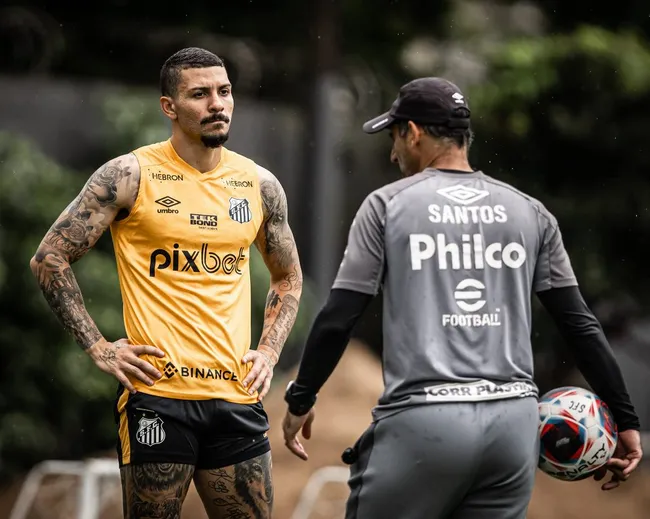 Foto: Raul Baretta/ Santos FC – Alison deve começar como titular do Santos diante do Internacional