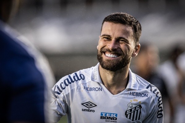 Foto: (Raul Baretta/Santos FC) - Lucas Lima tem convencido a torcida do Santos