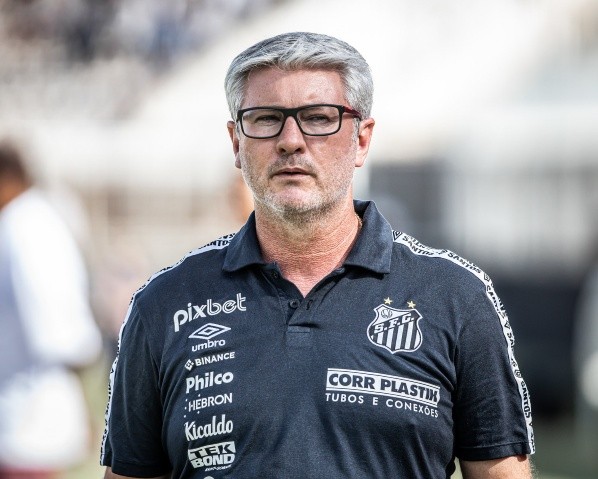 Foto: Raul Baretta/Santos FC – Odair Hellmann teve a sua saída pedida pelos torcedores
