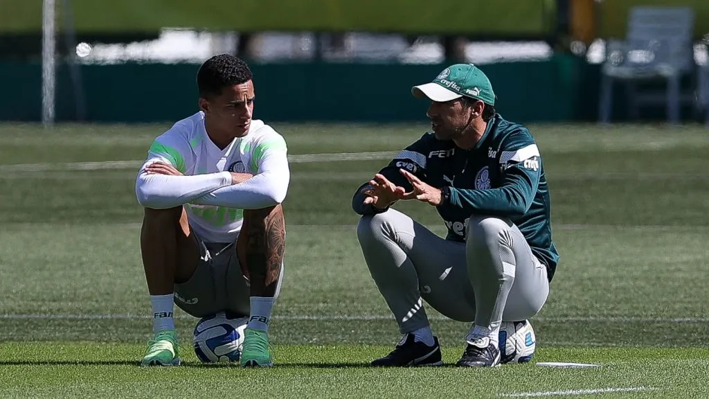 Foto: Cesar Greco/Palmeiras/by Canon – Giovani em papo com Abel durante treino do Palmeiras na Academia de Futebol