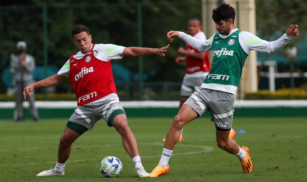 Fabinho (à esquerda) deve assumir a condição de titular contra o Atlético-MG – Foto: César Greco