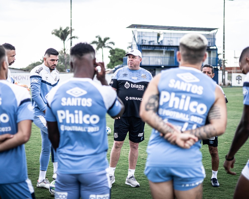 Marcelo Fernandes conversa com o elenco do Santos antes do início do treinamento em Brasília — Foto: Raul Baretta/ Santos FC