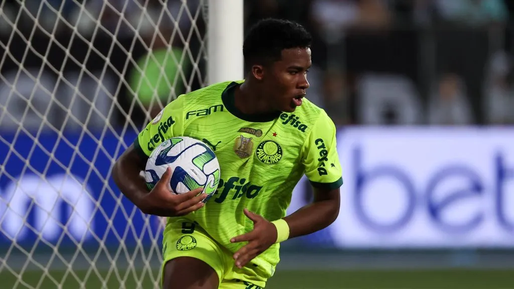 Endrick busca a bola no fundo da rede do Botafogo para promover a virada histórica do Palestra no Estádio Nilton Santos – Foto: (Foto: Cesar Greco/Palmeiras/by Canon)