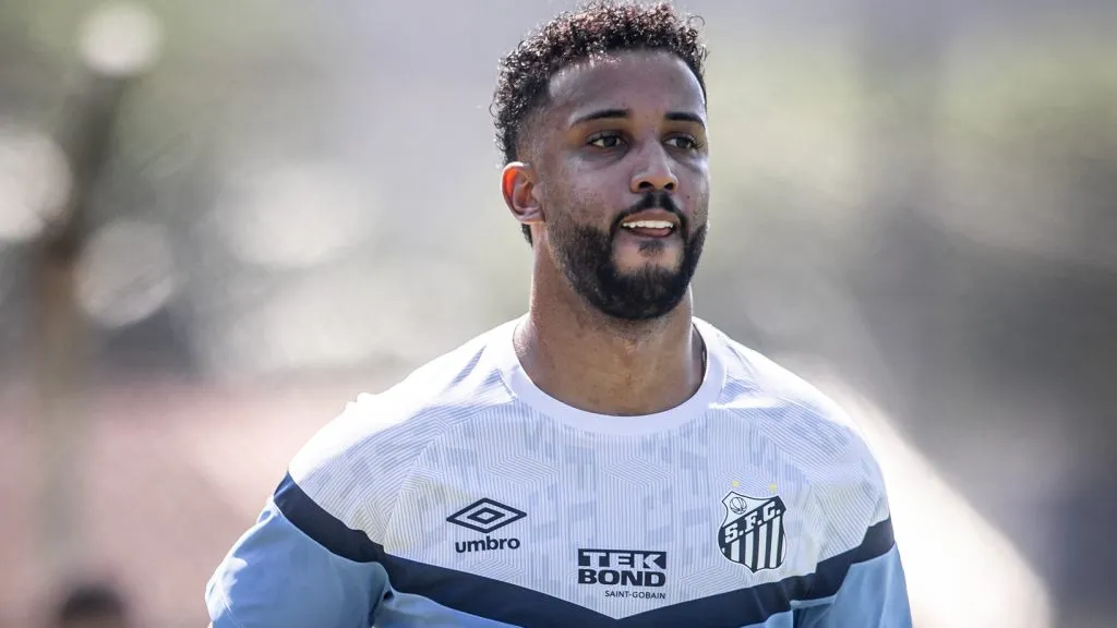 Jorge, um dos reforços do Peixe, ainda não foi relacionado e deve ter ‘trabalho’ na LE – Foto: Raul Baretta/SFC