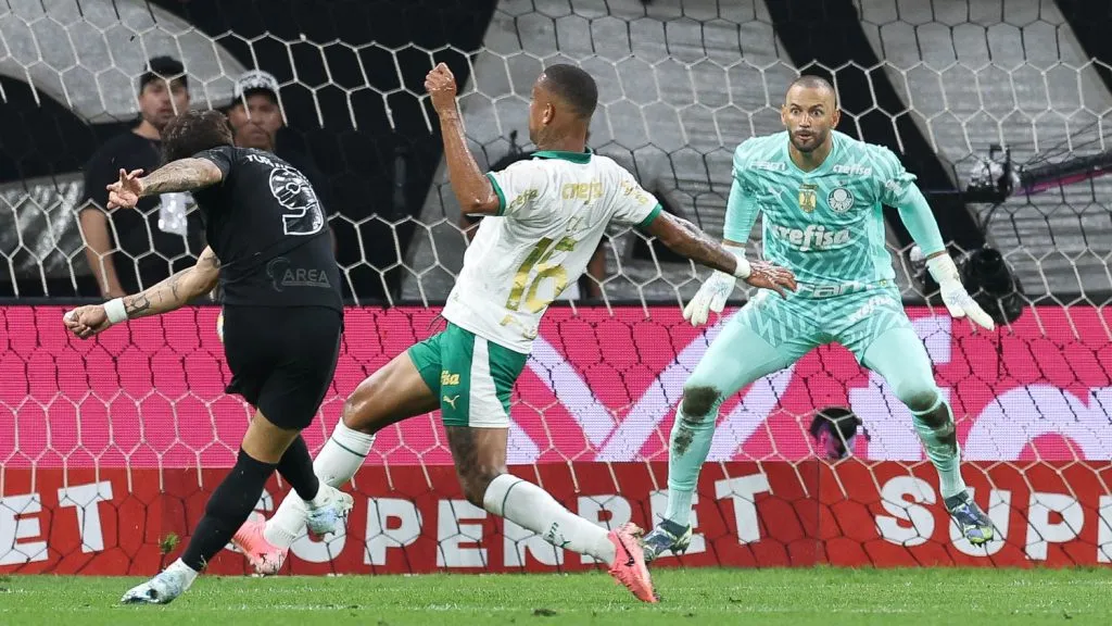 Caio Paulista tenta travar chute de Yuri Alberto em derrota do Palmeiras na Neo Química Arena – Foto: César Greco/Ag. Palmeiras