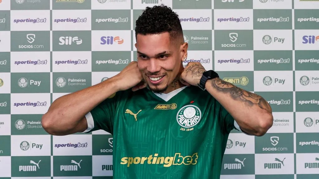 Apresentação de Paulinho, novo atleta da SE Palmeiras, na Academia de Futebol, em São Paulo-SP. (Foto: Fabio Menotti/Palmeiras/by Canon)