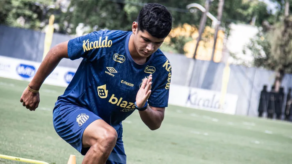 Aguayo esteve no início do treinamento - Fotos: Raul Baretta/ Santos FC.