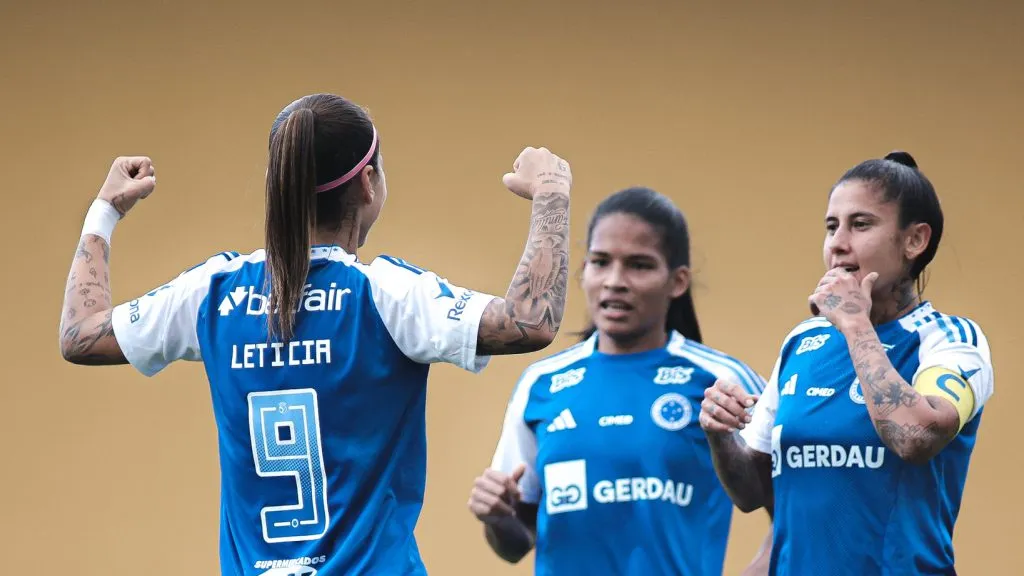 Elenco do Cruzeiro Feminino em campo