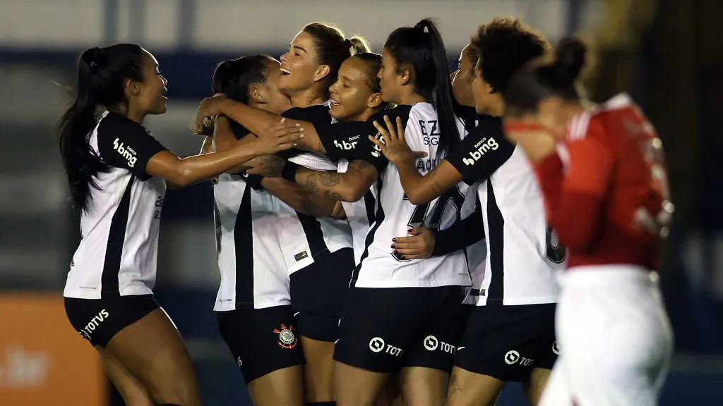 Elenco feminino do Corinthians em campo