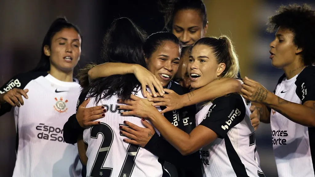 Elenco do Corinthians Feminino celebra gol