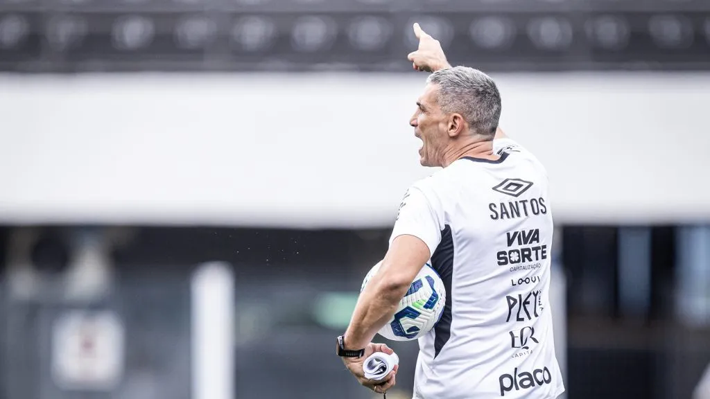 Vojvoda em treino do Santos, nesta sexta-feira (19), sem Neymar –  Fotos: Raul Baretta/ Santos FC.