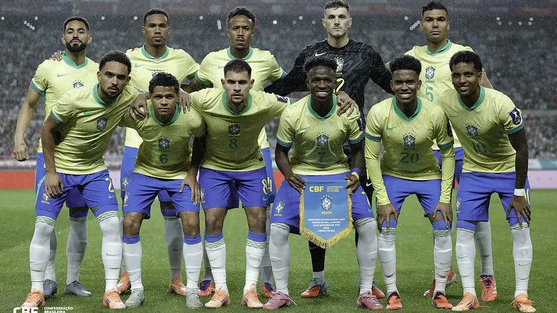 Time titular do Brasil contra a Coreia posa para a Clássica foto –  FOTO: @rafaelribeirorio / CBF