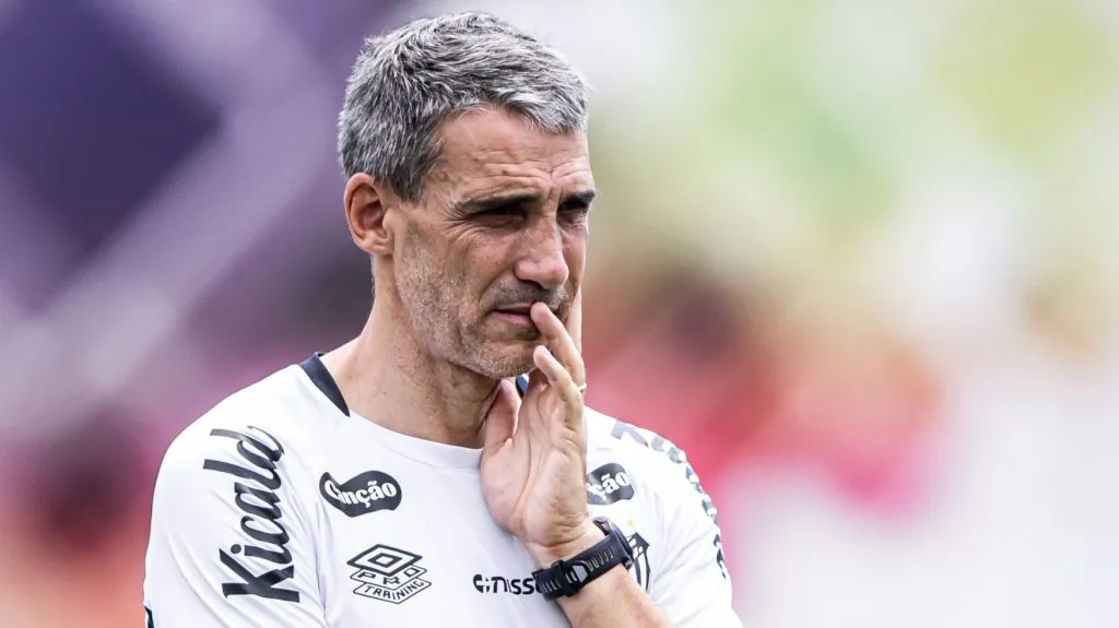 Vojvoda soma inúmeras derrotas desde que assumiu o cargo - Foto: Raul Baretta/ Santos FC.