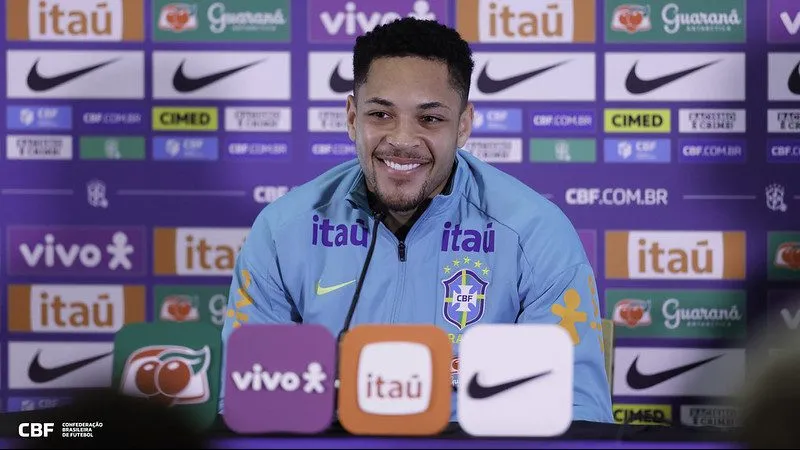 Vitor Roque em entrevista coletiva após sua convocação para a Seleção Brasileira de Ancelotti, em novembro de 2025 – FOTO: @rafaelribeirorio / CBF