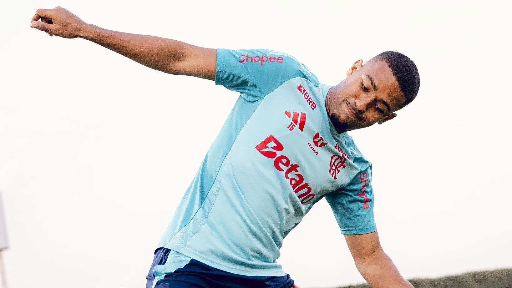Samuel Lino durante treinamento em Doha, no Catar – Foto: Adriano Fontes/Flamengo