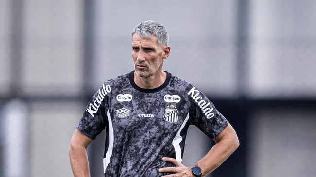 Vojvoda durante treino no CT Rei Pelé – Foto: Raul Baretta/ Santos FC.