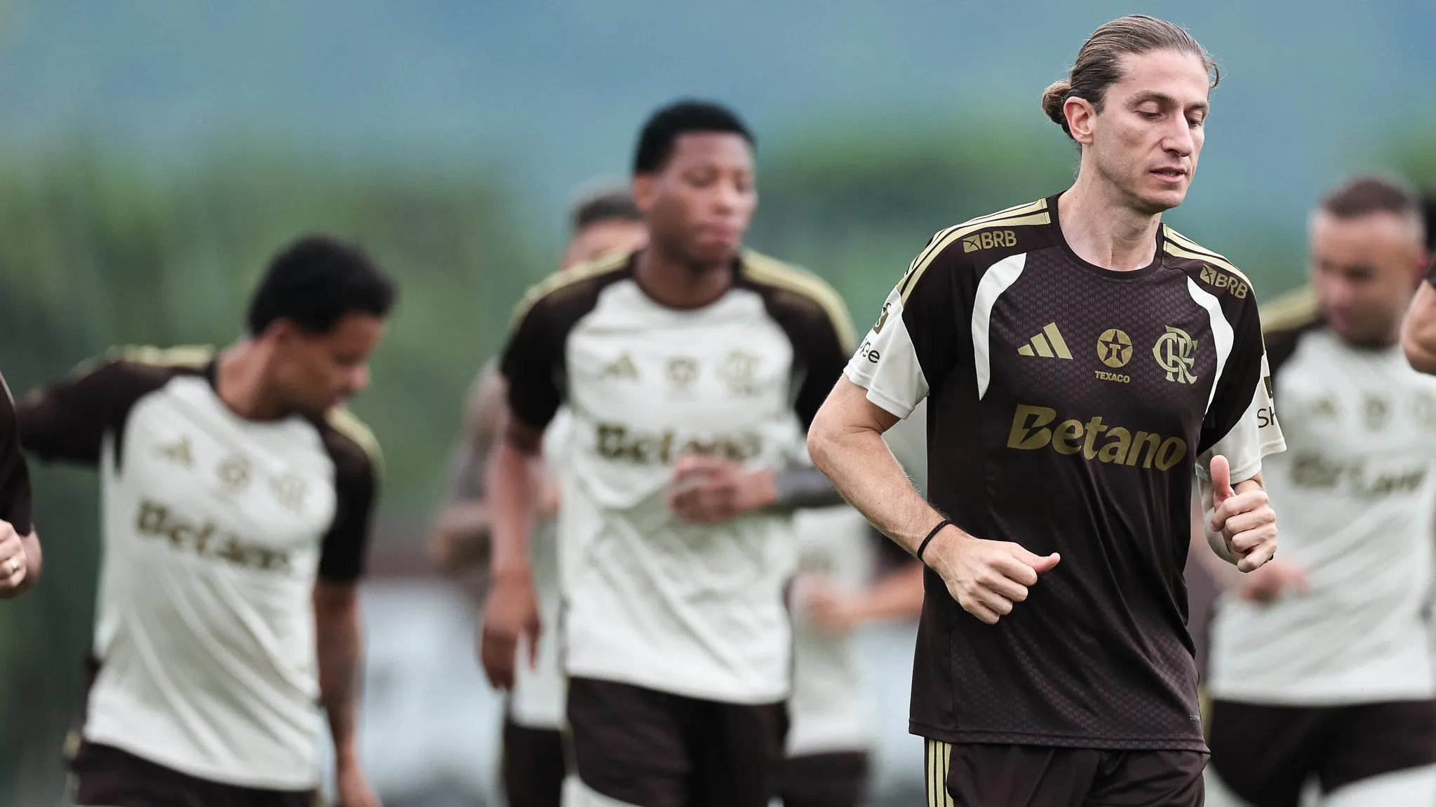 Filipe Luís puxa o treino no Ninho do Urubu – Fotos: Gilvan de Souza/Flamengo