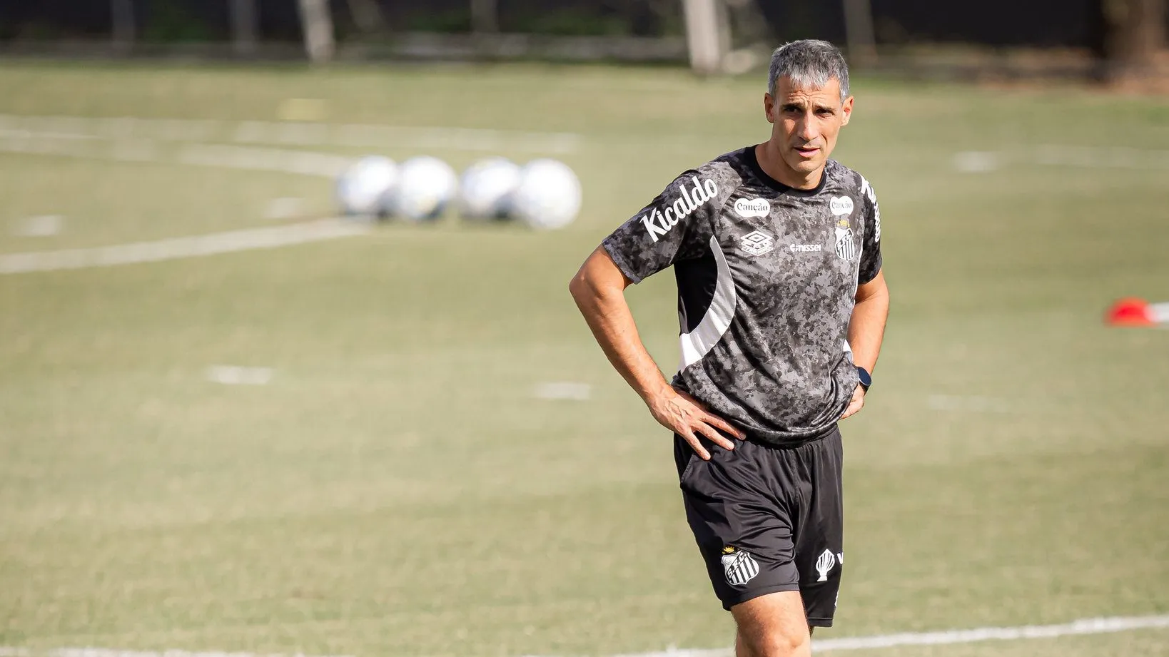Vojvoda comanda treino no Santos – Fotos: Raul Baretta/ Santos FC.