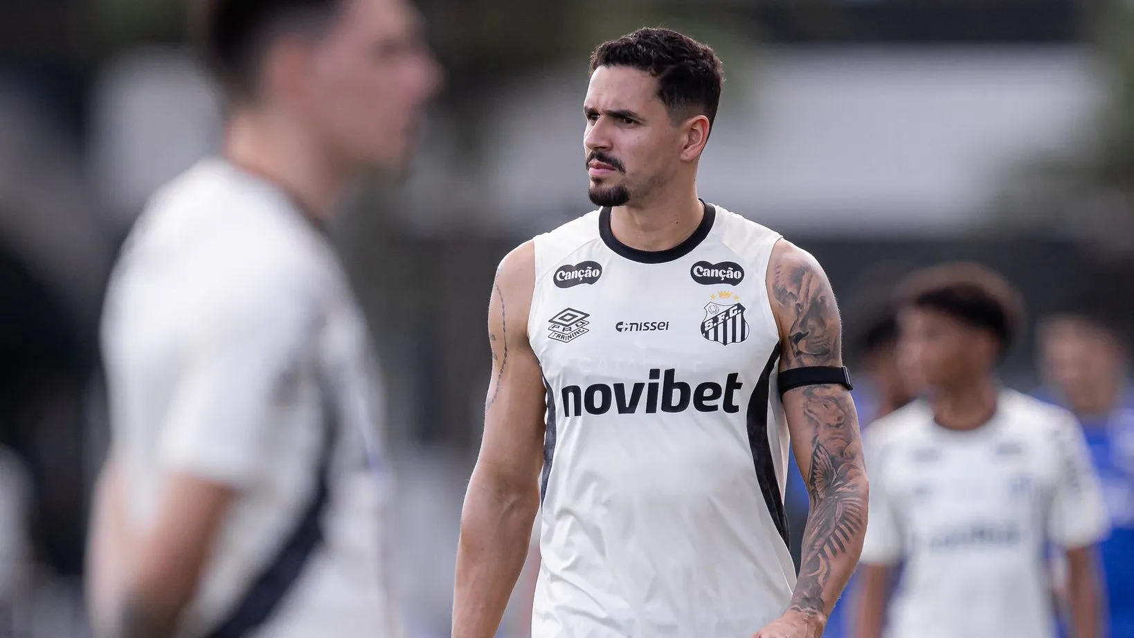 Lucas Veríssimo deve ficar com a vaga de Luan Peres – Fotos: Raul Baretta/ Santos FC.