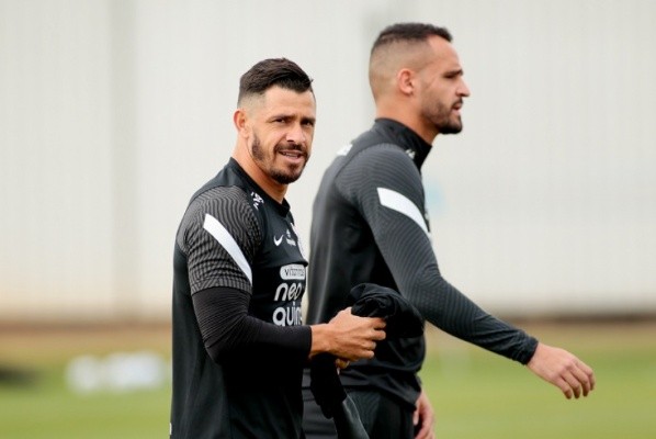 Giuliano e Renato Augusto juntos: só depende se camisa 8 se recuperar de lesão (Foto: Rodrigo Coca/Ag. Corinthians)