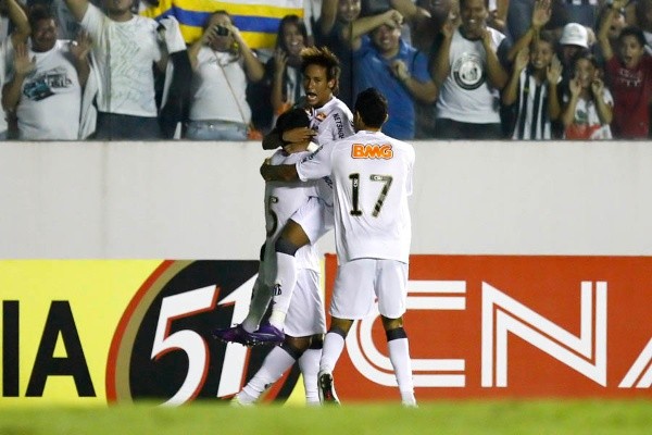 Foto:Ricardo Saibun/Divulgação Santos FC – Jogadores comemoram gol do Santos
