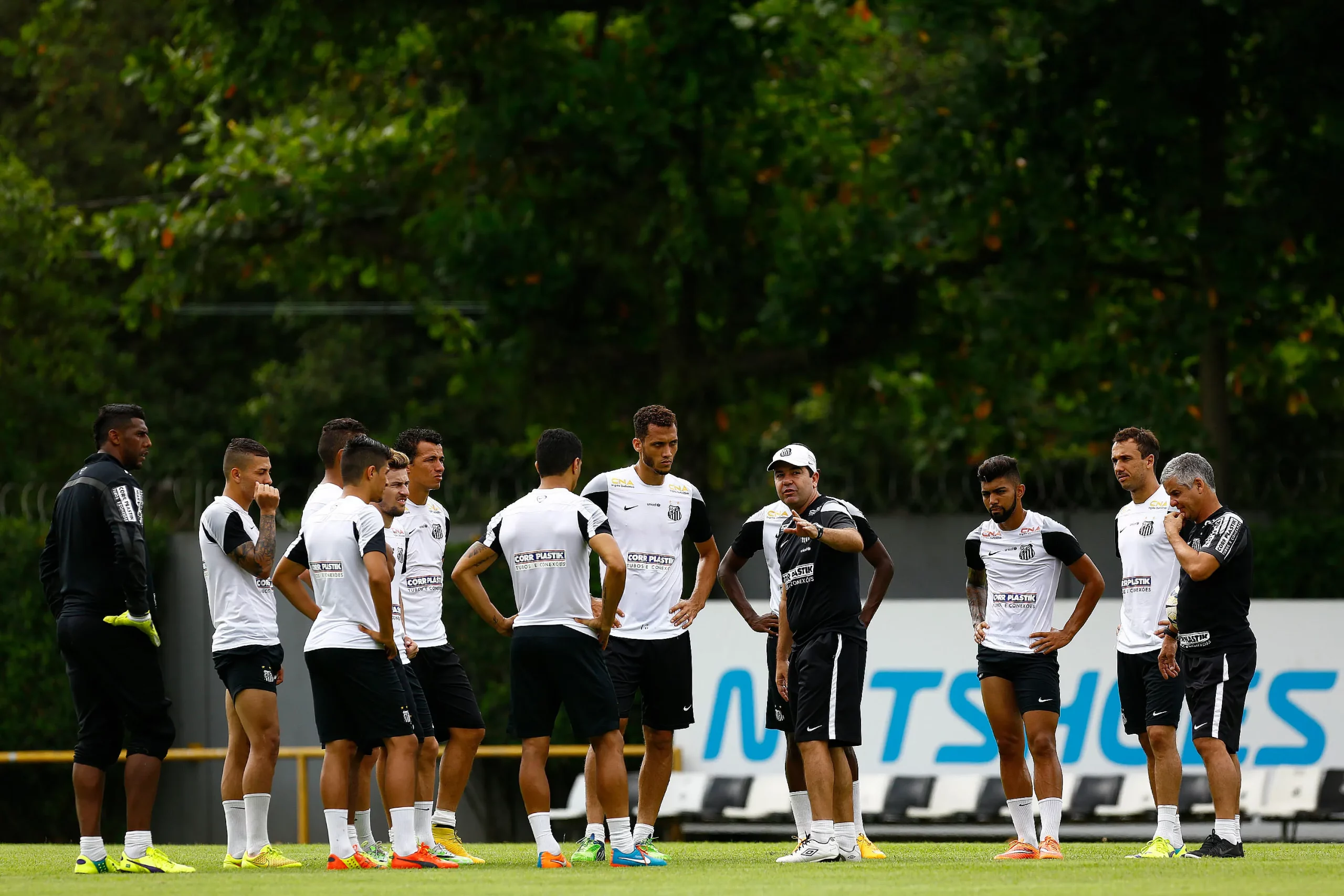 Enderson Moreira e Gabigol durante treino no CT Rei Pelé, em 2015. Foto: Ricardo Saibun/AGIF