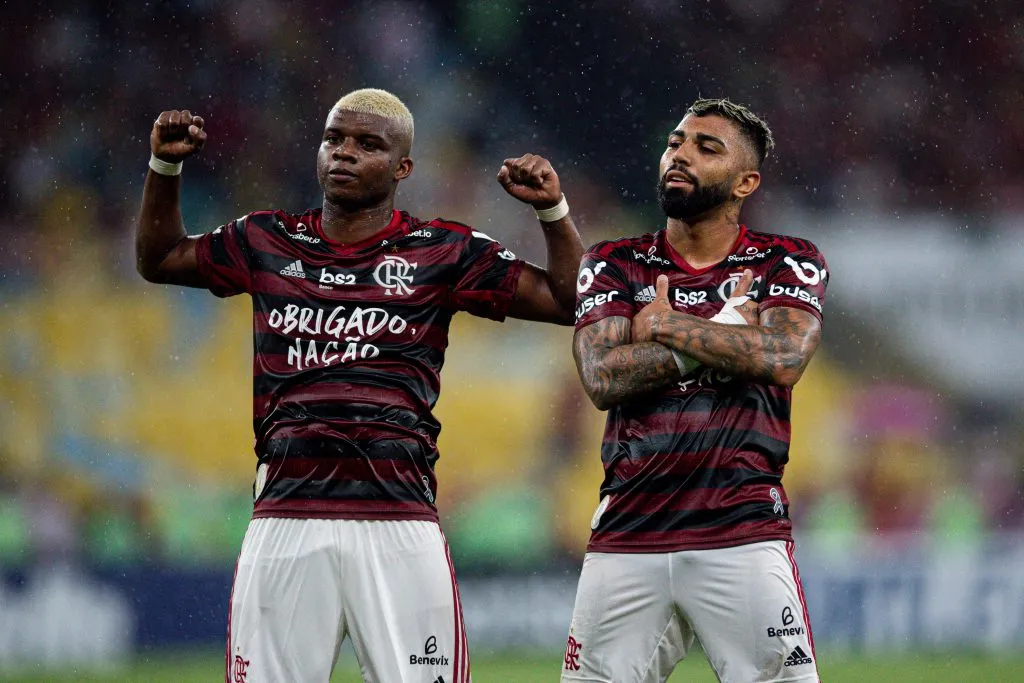 Lincoln jogador do Flamengo comemora seu gol com o jogador Gabigol -Foto: Thiago Ribeiro/AGIF