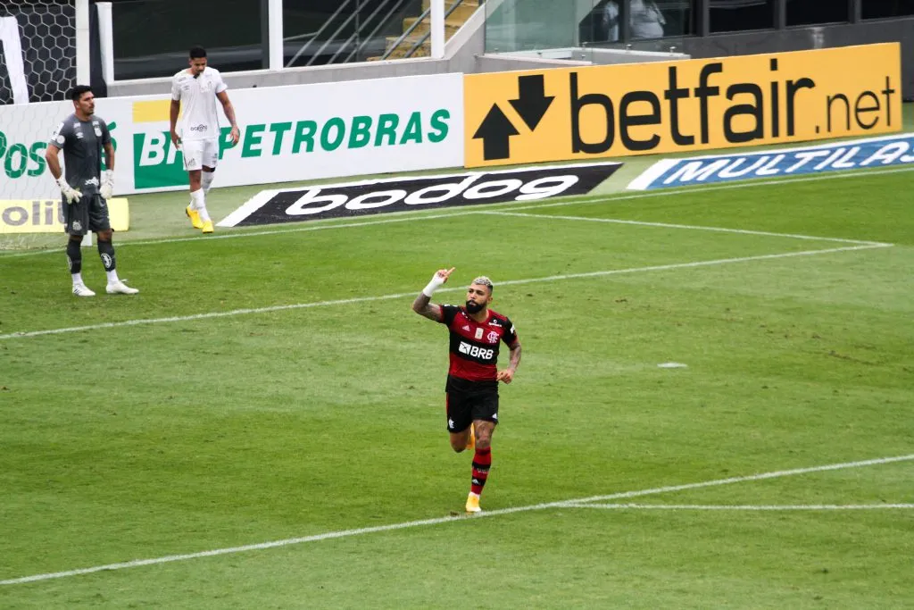 Gabigol comemora gol contra o Santos, em 2020 – Foto: Fernanda Luz/AGIF
