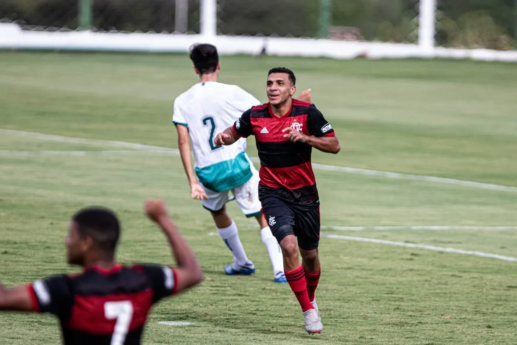 GO – Goiania – 24/10/2020 – BRASILEIRO A SUB 17 2020 GOIAS X FLAMENGO – Petterson    jogador do Goias comemora seu gol com jogadores do seu time durante partida contra o Flamengo no estadio Serrinha pelo campeonato BRASILEIRO A SUB-17. Foto: Heber Gomes/AGIF