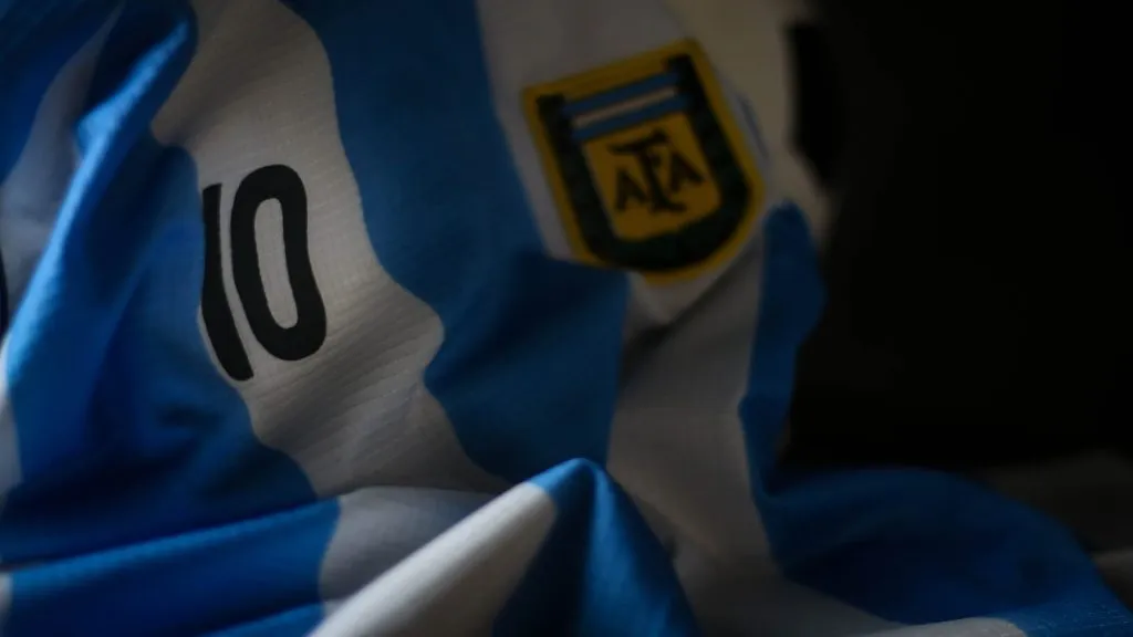 MARADONA, CAMISA 10 SELEÇÃO ARGENTINA Camisa número 10 da seleção da Argentina, associada ao ex-jogador de futebol de Diego Maradona, fotografada nesta quarta-feira na cidade de Belo Horizonte. Maradona morreu aos 60 anos, após parada cardiorrespiratória, nesta quarta-feira (25).Foto: Fernando Moreno/AGIF