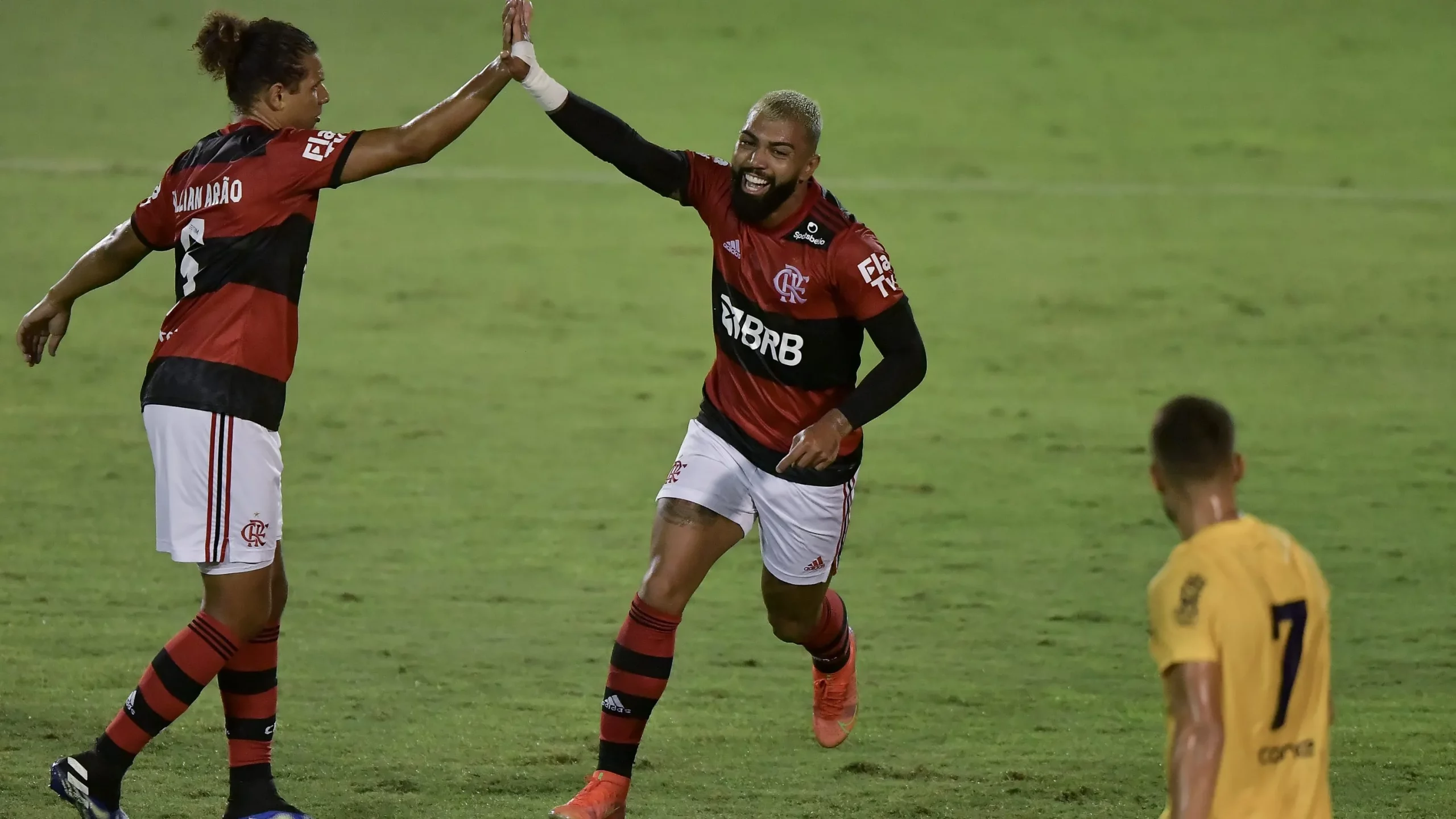 Arão e Gabigol juntos no Flamengo: Atacante afirmou na época que um  dia o volante atuaria no Peixe –  Foto: Thiago Ribeiro/AGIF