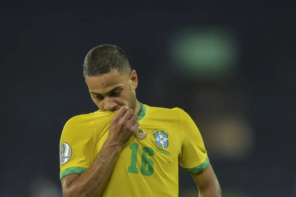 Renan Lodi falou com Willian – Foto: Thiago Ribeiro/AGIF.