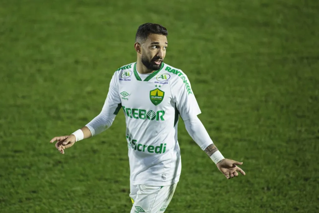 Foto: Diogo Reis/AGIF – Clayson, ex-Cuiabá, interessa ao Santos.