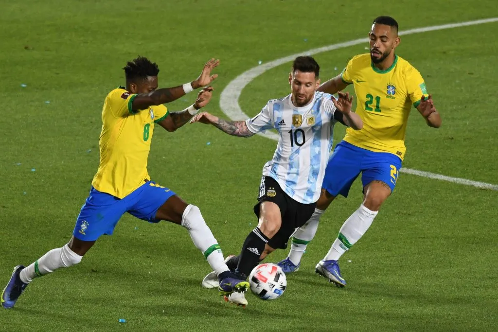 SP – Sao Paulo – 16/11/2021 – ELIMINATORIAS COPA DO MUNDO 2022, ARGENTINA X BRASIL – Messi jogador do Argentina disputa lance com Fred e Matheus Cunha jogadores do Brasil durante partida no estadio San Juan del Bicentenario pelo campeonato Eliminatorias Copa do Mundo 2022. Foto: FotoBaires/AGIF