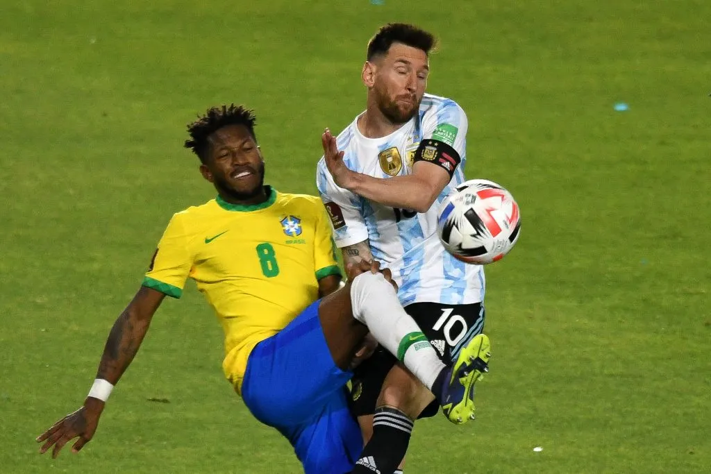 SP – Sao Paulo – 16/11/2021 – ELIMINATORIAS COPA DO MUNDO 2022, ARGENTINA X BRASIL – Messi jogador do Argentina disputa lance com Fred jogador do Brasil durante partida no estadio San Juan del Bicentenario pelo campeonato Eliminatorias Copa do Mundo 2022. Foto: FotoBaires/AGIF