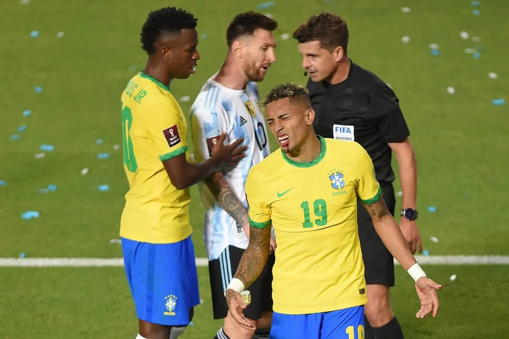 Raphinha jogador do Brasil sofre lesão durante partida contra o Argentina no estádio San Juan del Bicentenario pelo campeonato Eliminatórias Copa do Mundo 2022.  FotoBaires/AGIF