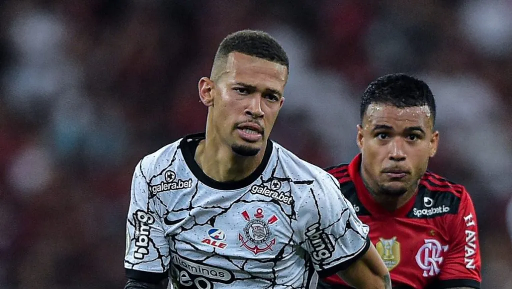 João Victor aparece concentrado enquanto divide bola com rival do Corinthians