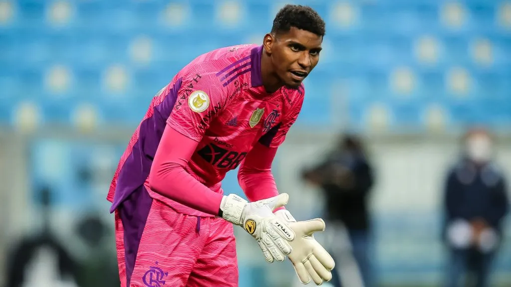 Hugo Souza quando ainda defendia o Flamengo, em 2021. Foto: Pedro H. Tesch/AGIF