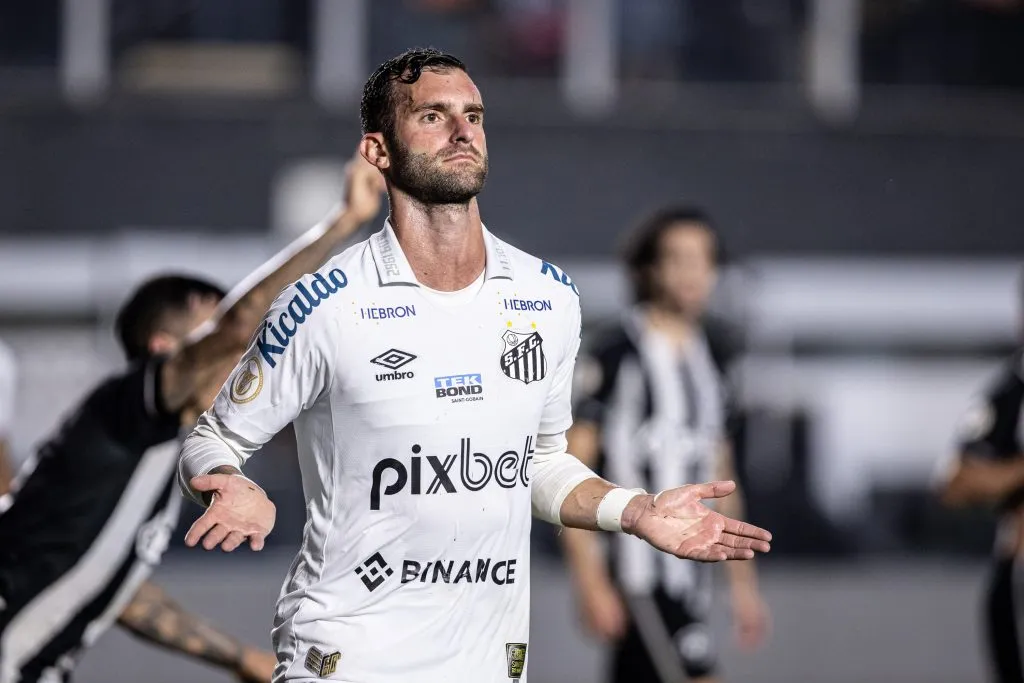 Léo Baptistão comemorando gol pelo Santos - - Foto: Raul Baretta/AGIF