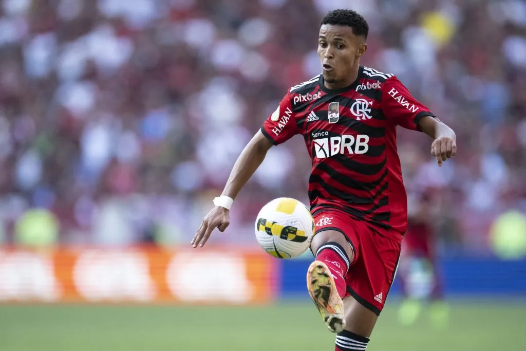 Foto: Jorge Rodrigues/AGIF – Lázaro deixou o Flamengo em setembro de 2022 e valorizou bastante após “salvar” Almería do rebaixamento na Espanha