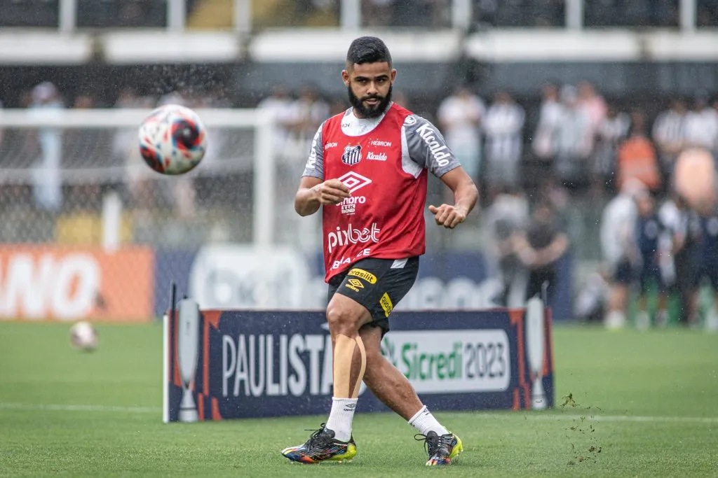 SP – SANTOS – 19/02/2023 – PAULISTA 2023, SANTOS X PORTUGUESA – Felipe Jonatan jogador do Santos durante aquecimento antes da partida contra o Portuguesa no estadio Vila Belmiro pelo campeonato Paulista 2023. Foto: Abner Dourado/AGIF
