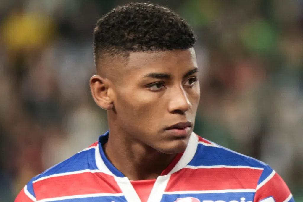 PR – CURITIBA – 23/04/2023 – BRASILEIRO A 2023, CORITIBA X FORTALEZA – Hercules jogador do Fortaleza durante execucao do hino nacional antes da partida contra o Coritiba no estadio Couto Pereira pelo campeonato BRASILEIRO A 2023. Foto: Robson Mafra/AGIF