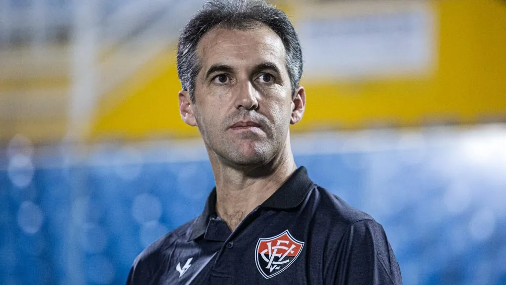 Foto: Lucas Emanuel/AGIF – Leo Conde tecnico do Vitoria durante partida contra o Ceara no estadio Presidente Vargas pelo campeonato BRASILEIRO B 2023.